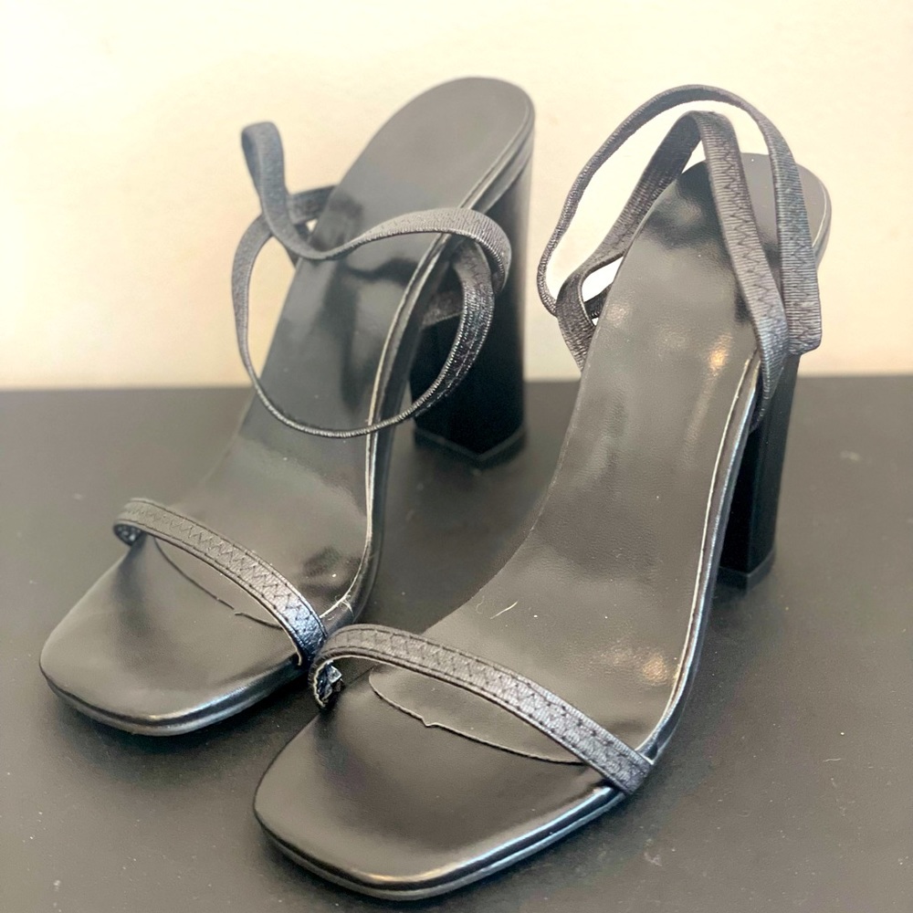 Elastic strap square heels